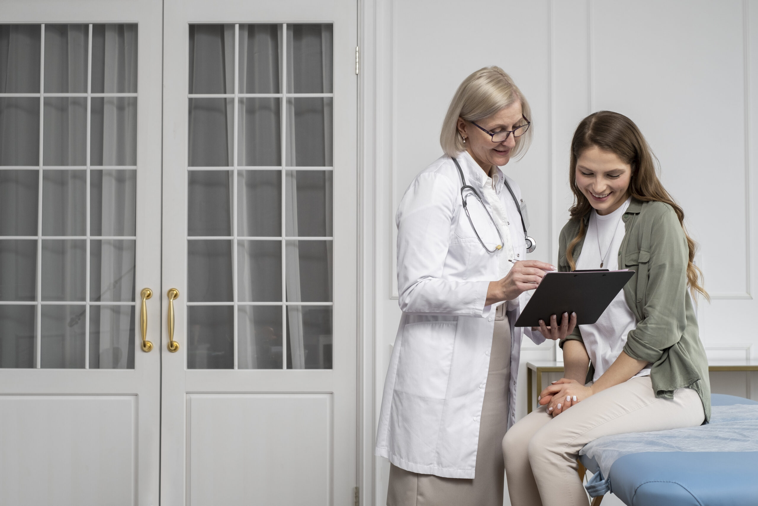 medium-shot-smiley-doctor-patient-chatting